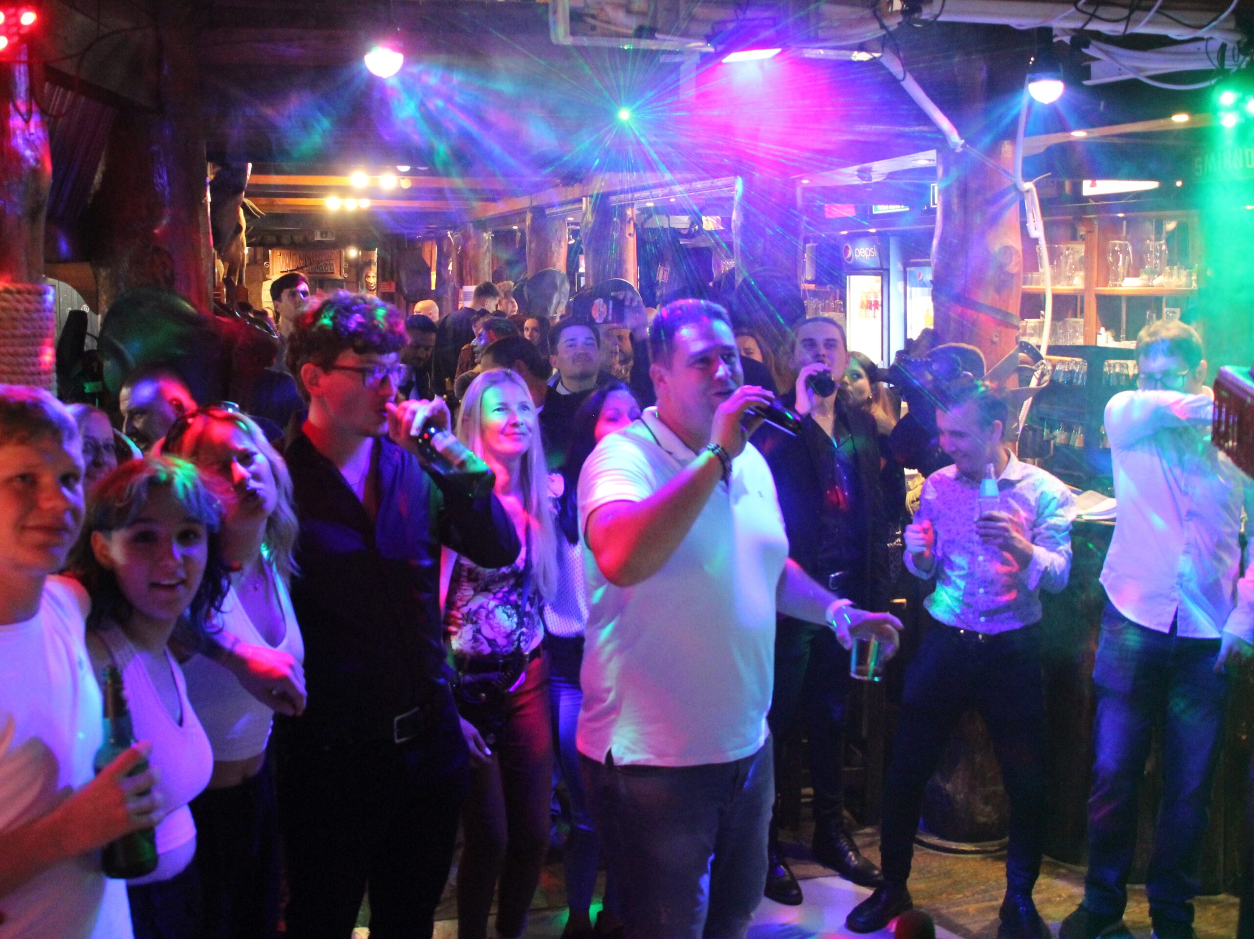 IMG_7050ergfsdhrstehdg Firmenfeiern mit László's Karaoke